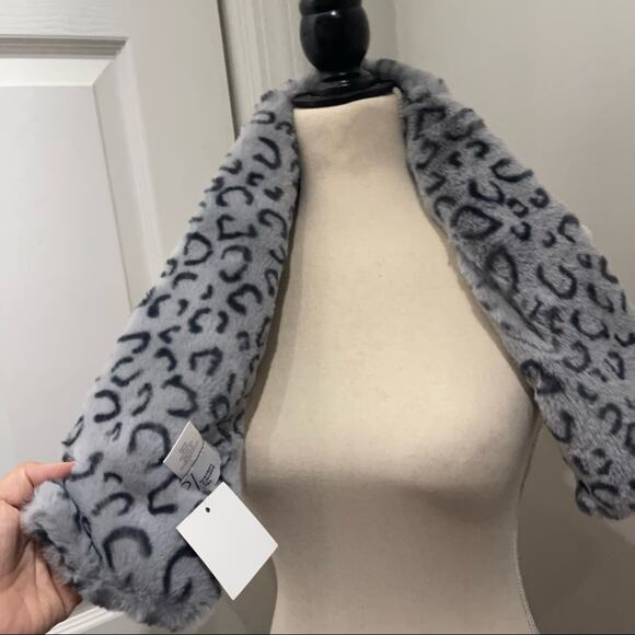 The Accessory Collective Faux Fur Pull Through Scarf NWT - Picture 2 of 5
